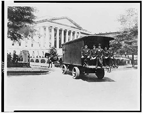 Фотографија на историски производи: Полицајци седење, комбе, коњи, надворешна зграда на Министерството за финансии, Вашингтон,
